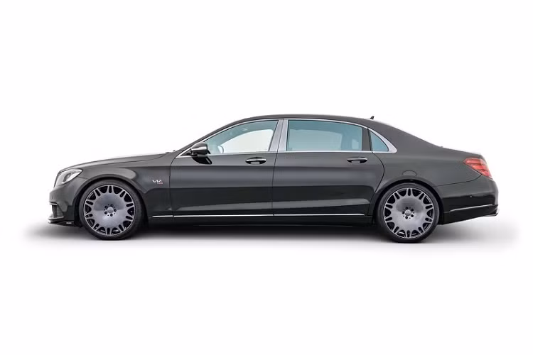 Khoang nội thất của chiếc S650 này đã được bọc lại toàn bộ bằng chất liệu da cao cấp với hoa văn chần bông tinh tế. Brabus cho biết, công đoạn tái thiết kế khoang cabin mất nhiều thời gian nhất bởi nó đòi hỏi phải thực hiện hoàn toàn thủ công. Ngoài ra còn có các điểm nhấn trang trí bằng sợi carbon, bàn đạp độc quyền, cần số bằng nhôm, trần xe dạng bầu trời sao và logo Brabus trên lưng ghế ngồi.
