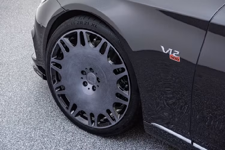Huy hiệu Maybach đặt thẳng đứng ở nắp capo đã được thay thế bằng logo Brabus in chìm. Khu vực đuôi xe có thiết lập ống xả dạng quad, bộ khuếch tán mới cùng logo Brabus trên nắp cốp. Xe được trang bị bộ mâm Monoblock M 21 inch vẫn mang thiết kế đặc trưng của Maybach nhưng trông mạnh mẽ và hầm hố hơn.