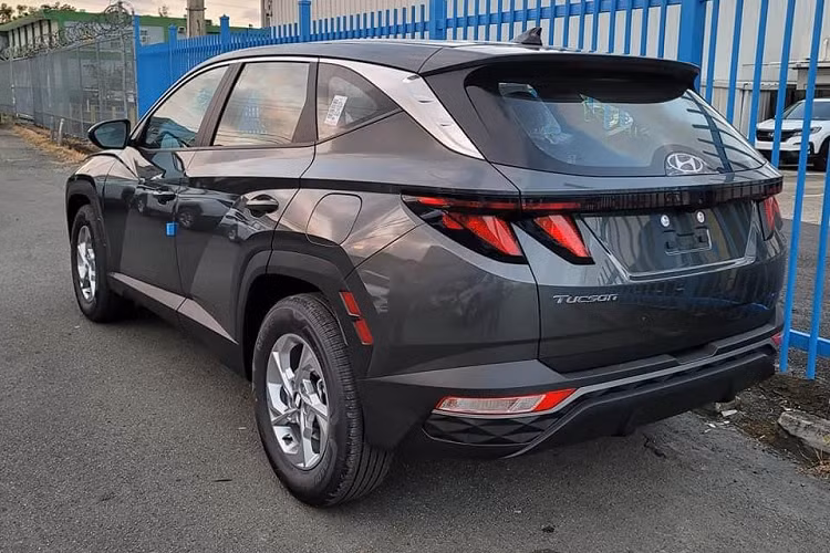 Tại thị trường Mỹ, giá xe Huyndai Tucson 2021 sẽ được bán ra 5 phiên bản vào tháng 6 tới đây với mức lần lượt: SE FWD - 26.135 USD (600 triệu đồng); Limited AWD - 37.285 USD (857 triệu đồng); SEL - 27.685 USD (636 triệu đồng); Hybrid - 30.235 USD (696 triệu đồng); SEL Limited - 38.535 USD (886 triệu đồng)