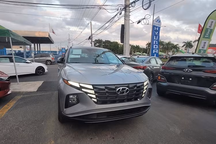 Ở thế hệ mới, mẫu xe CUV Hyundai Tucson 2021 thực sự đã có một cuộc cách mạng về mặt thiết kế. Phần lưới tản nhiệt sử dụng các hình tam giác cắt góc tạo nên kiểu dáng độc đáo, tương tự như trên Sonata hay Elantra. Đèn pha được bố trí hòa cùng cụm lưới tản nhiệt vào ban ngày khi cụm đèn LED không hoạt động, hình dáng được ví như đôi cánh của "mãnh hổ".