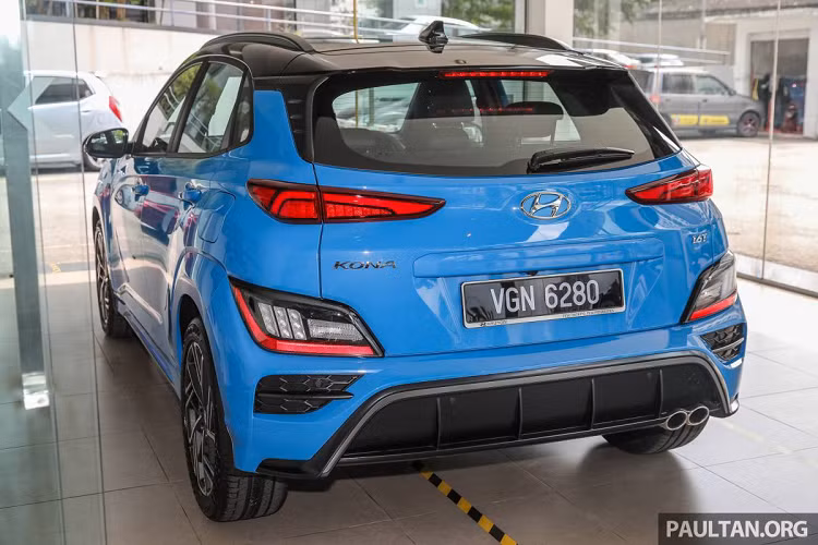 Trong đó, N Line là biến thể mới của Hyundai Kona facelift với gói trang bị thể thao. Mức giá xe Hyundai Kona N Line 2021 đề xuất 156.888 ringgit, tương đương 37.800 USD (khaongr 870 triệu đồng). Con số này cao hơn 10.000 ringgit (2.400 USD) so với bản Kona 1.6 Turbo.