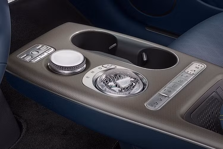 Bên ngoài, GV60 2022 cũng được áp dụng ngôn ngữ thiết kế tương tự các mẫu xe Genesis hiện đang bán trên thị trường. Trên đầu xe, GV60 2022 cũng được trang bị cụm đèn pha "Quad Lamps" với 4 dải LED nằm ngang đặc trưng của thương hiệu Genesis. 
