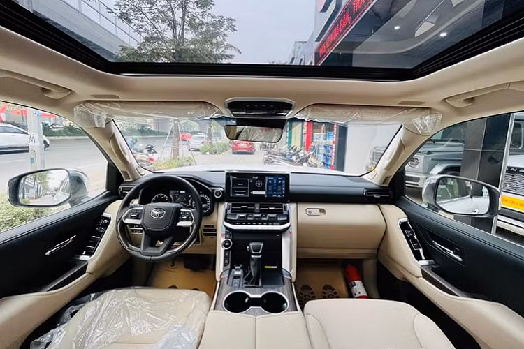 Phiên bản VX 70th Anniversary nhập tư nhân thuộc cấu hình động cơ V6 dung tích 4.0L hút khí tự nhiên (N/A) cho công suất tối đa 271 mã lực và mô-men xoắn cực đại 385Nm. Sức mạnh được truyền xuống bốn bánh (4WD), 3 khoá vi sai, thông qua hộp số tự động Direct Shift 10 cấp mới (10 AT). Mặc dù công suất không mạnh mẽ như động cơ phiên bản nhập chính hãng, tuy nhiên động cơ này đảm bảo độ tin cậy và bền bỉ cao.