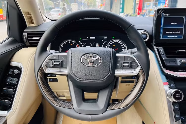 Nội thất xe được trang bị màn hình cảm ứng trung tâm kích thước 12,3 inch và màn hình hỗ trợ lái lái 7 inch, giải trí với 14 loa của JBL. Xe sử dụng điều hoà tự động 4 vùng độc lập. Hàng ghế trước chỉnh điện, thông gió/sưởi, ghế lái chỉnh điện 10 hướng, nhớ 3 vị trí ghế, ghế phụ chỉnh điện 8 hướng. Cửa sổ trời cho hàng ghế phía trước, cặp màn hình giải trí 11 inch cho hàng ghế phía sau.