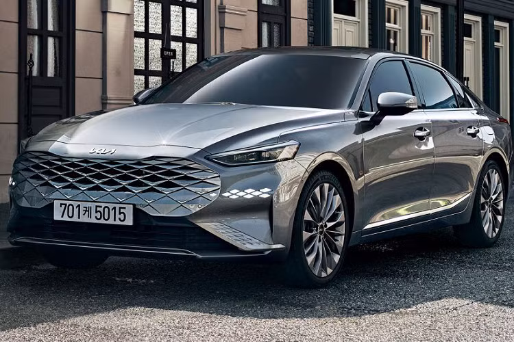  9. Kia K8/Cadenza (5.473 chiếc) Là mẫu xe thay thế cho Kia K7, Kia K8/Cadenza có doanh số 5.473 xe trong tháng 6/2021. Kết quả này đã giúp cho K8 có được vị trí số 9 trong bảng xếp hạng.