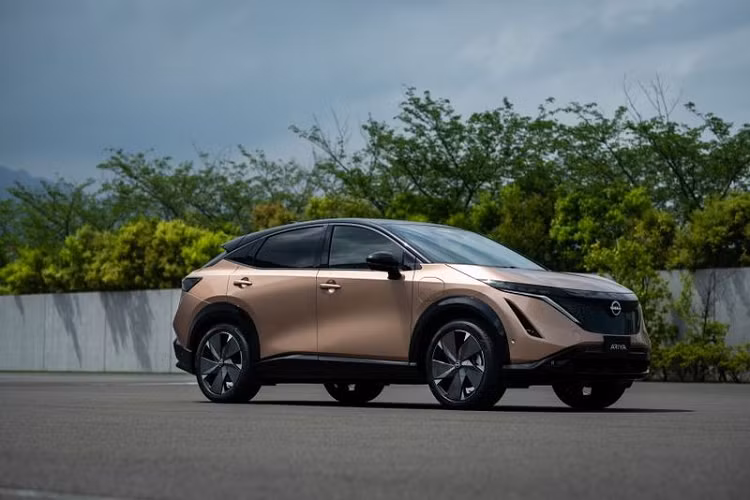 Chiếc SUV điện Nissan Ariya sẽ có hai tùy chọn dung lượng pin lithium-ion là 63 kWh và 87 kWh, cung cấp phạm vi hoạt động lần lượt là 450 km và 610 km. Sau khi ra mắt chính thức những con số này sẽ còn cải thiện hơn nữa để mang lại cho Ariya hiệu quả lái xe cao hơn trong một lần sạc.