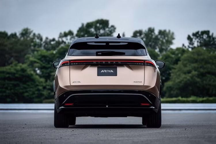 Nissan Ariya hoàn toàn mới cũng được trang bị một tấm chắn gầm phẳng để giảm luồng không khí bên dưới, trong khi tấm chắn khí động học phía trước và các đường nét thân xe gọn gàng giúp giảm lực cản gió.