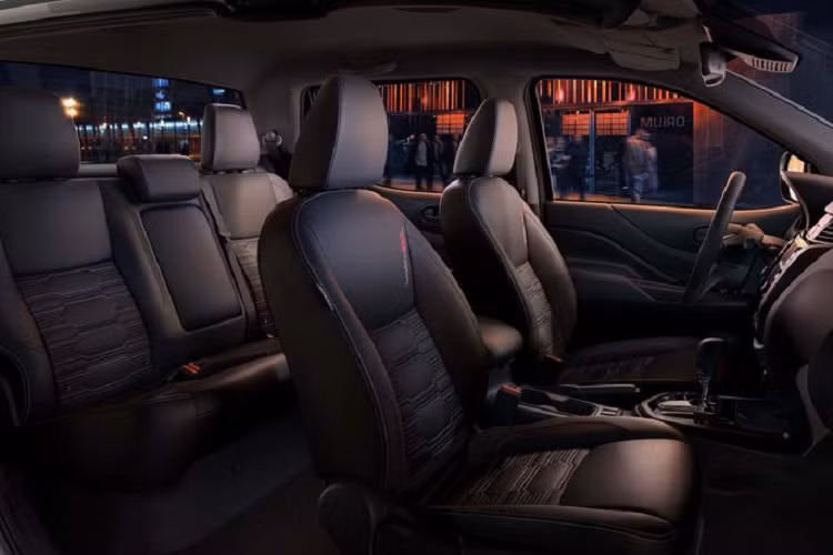 Không chỉ lột xác với diện mạo bên ngoài, khu vực nội thất của Nissan Navara 2021 phiên bản mới cũng được thay đổi đáng kể, nét bo tròn, hiền hòa được thay bằng những thiết kế sắc sảo, hiện đại, mang hơi hướng không gian nội thất của một chiếc SUV cao cấp. Mẫu xe nay được trang bị vô lăng 3 chấu thiết kế mới tích hợp phím điều khiển, cho góc đánh lái nhỏ hơn 12% và vô lăng nhẹ hơn 15% so với phiên bản cũ. Ngoài ra, Nissan Navara 2021 cũng được trang bị hệ thống 6 loa âm thanh nổi, màn hình hỗ trợ lái tiên tiến kích thước 7 inch - lớn nhất trong phân khúc cùng màn hình giải trí 8 inch kết nối Carplay &amp; Android Auto.
