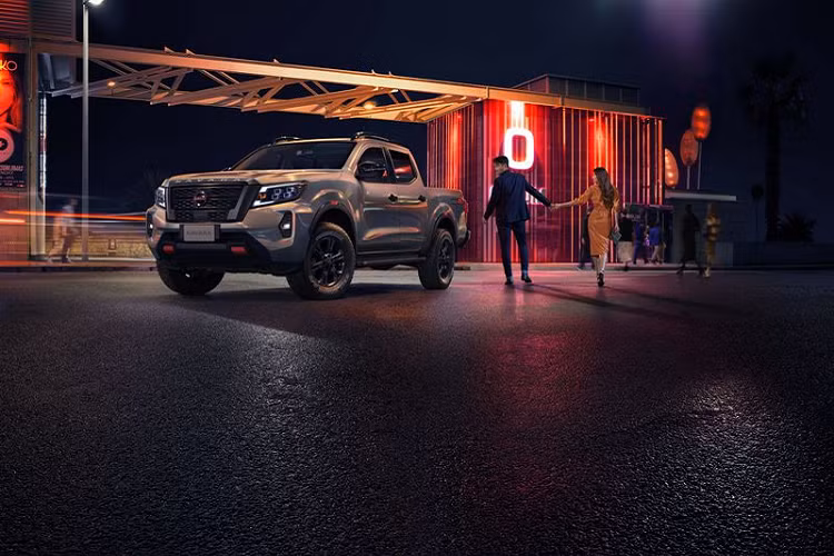 Với những thay đổi mạnh mẽ về thiết kế và công nghệ, Nissan Navara 2021 đang dần đưa ra những khái niệm và tiêu chuẩn mới cho một mẫu xe bán tải. Chiếc xe không chỉ đơn thuần phục vụ nhu cầu công việc hay di chuyển hàng ngày mà còn thể hiện phong cách sống và cá tính chủ sở hữu. Nissan Navara 2021 dần đưa nét gai góc cơ bắp lại gần với sự sang trọng và lịch thiệp, cho người sở hữu trải nghiệm cùng lúc sức mạnh, sự phấn khích sau tay lái từ một chiếc bán tải và sự thoải mái, tiện nghi, an toàn của một mẫu SUV.