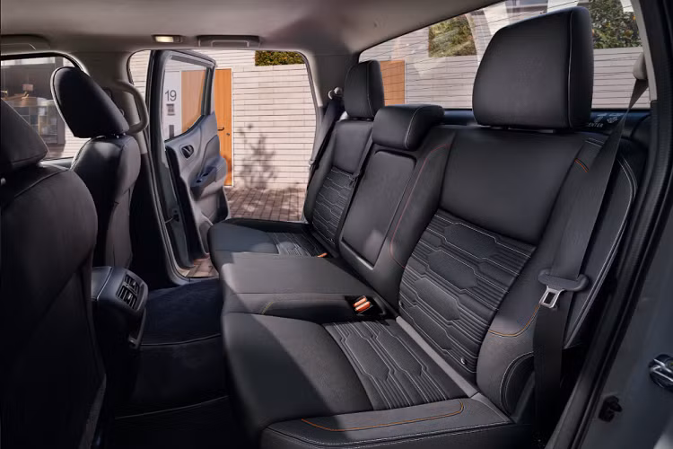 Khả năng cách âm trên Nissan Navara 2021 được cải thiện vượt trội so với phiên bản tiền nhiệm và với các đối thủ nhờ việc tăng độ dày của nắp capo xe, bổ sung vật liệu cách âm 3 lớp, vật liệu hấp thụ âm thanh phía sau động cơ và khu vực khoang lái. Ngoài ra, cửa kính xe cũng là loại kính cách âm chuyên dụng, bao gồm 2 lớp kính bên ngoài và 1 lớp màng giảm âm chính giữa, đảm bảo triệt tiêu tối đa âm thanh ngoài môi trường vọng vào và cải thiện chất lượng âm thanh bên trong khoang xe.