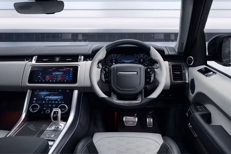 Mark Turner, Giám đốc Thương mại của Land Rover SV Bespoke, cho biết: “Range Rover Sport SVR đã xác định lại khả năng vận hành đỉnh cao của Land Rover khi được giới thiệu vào năm 2014. Cho đến nay, chúng tôi đã bán được hơn 20.000 chiếc và nhu cầu về sự kết hợp đặc trưng của SVR quyền lực cùng sự sang trọng và sự năng động ngoạn mục tiếp tục phát triển hàng năm. Các tính năng cá nhân hóa SV Bespoke của phiên bản Ultimate này nâng cao sức hấp dẫn của dòng xe này hơn nữa.”