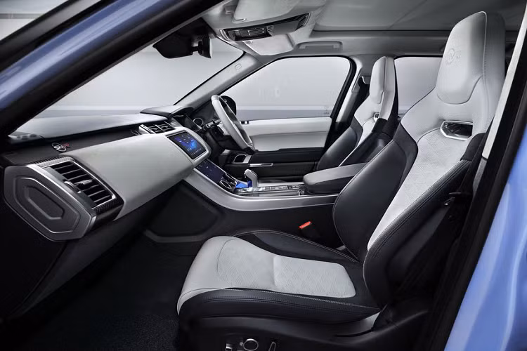 Sự khéo léo của đội SV Bespoke còn thể hiện rõ ở các chi tiết nội thất bên trong. Phù hiệu SV Bespoke trên cột B được hoàn thiện bằng crôm đặc biệt, lẫy chuyển số bằng kim loại anodised màu đen và mặt ca lăng phát sáng phiên bản Ultimate khiến nội thất màu Ebony và Cirrus sang trọng hơn bao giờ hết, kết hợp với hệ thống Ghế Hiệu Suất thiết kế nhẹ được dập nổi cụm SVR bằng da Windsor và lớp da lộn cao cấp tương phản.