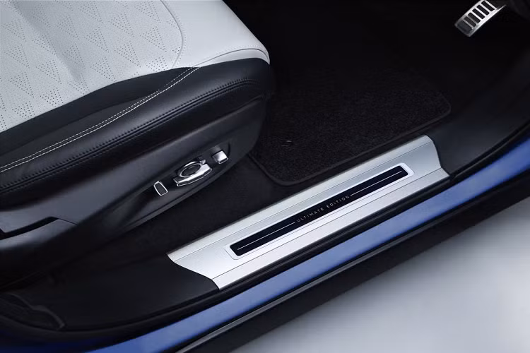 Mẫu xe SUV Range Rover Sport SVR là chiếc Land Rover nhanh nhất, mạnh nhất và năng động nhất từng được sản xuất. Ở thế hệ thứ hai này, mô hình hiện tại được cung cấp thêm sức mạnh bởi phiên bản sản sinh công suất 575PS từ khối động cơ siêu nạp V8 5.0 lít, tạo ra mô-men xoắn 700Nm - đủ để cung cấp năng lượng cho SVR tăng tốc từ 0-100km/h chỉ trong vòng 4,5 giây và tốc độ tối đa 283 km/h.
