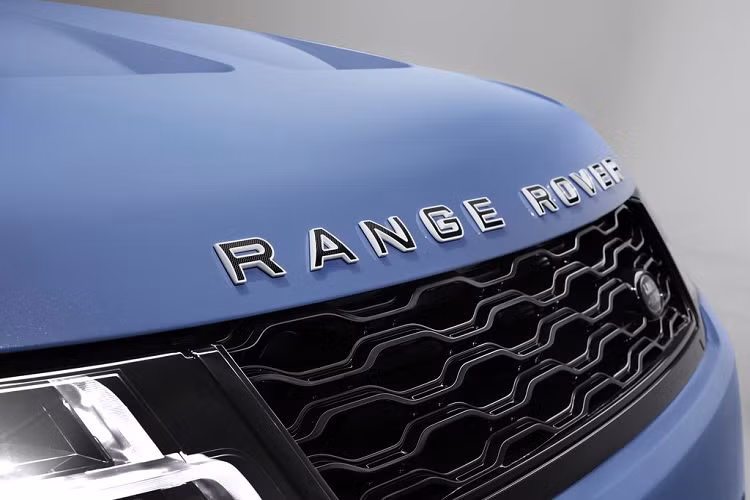 Ba lựa chọn sơn ngoại thất hoàn thiện thủ công cho Range Rover Sport hạng sang bao gồm màu Xanh Maya Bóng mới và Xám Marl Bóng, cả hai đều là màu độc quyền cho phiên bản Ultimate. Các hạt vảy thủy tinh trắng mịn tinh tế và có độ phản chiếu cao ẩn trong lớp sơn mộc tạo ra ánh sáng lấp lánh giống như một ngôi sao. Một lựa chọn thứ ba, tạo cảm giác huyền bí hơn đó là màu Đen Ligurian Ánh Kim. Mỗi màu ngoại thất đều có thể kết hợp với mui xe màu Đen Narvik tương phản.