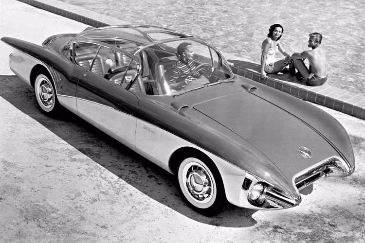 Được phát triển cho sự kiện General Motors Motorama năm 1956, Buick Centurion ra mắt một số tính năng ấn tượng vào thời đó. Nó có ghế đơn lẻ thay vì ghế dài trước khi chúng là một tính năng tiêu chuẩn và tích hợp nhiều tín hiệu lấy cảm hứng từ ngành hàng không vào trong cabin. Nó cũng tự hào có phần nóc bong bóng hoàn toàn trong suốt, lớn nhất được phát triển cho đến lúc đó.