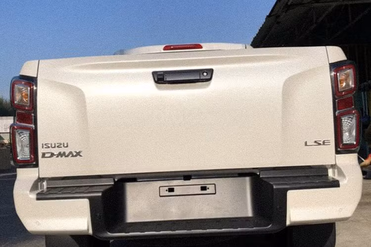 Dòng xe Isuzu D-Max nổi tiếng ở độ bền bỉ, ít hỏng vặt, tiết kiệm nhiên liệu, chi phí nuôi rẻ như …xe tải. Chính vì thế, Isuzu D-Max thường được người mua bán tải phục vụ cho công việc.