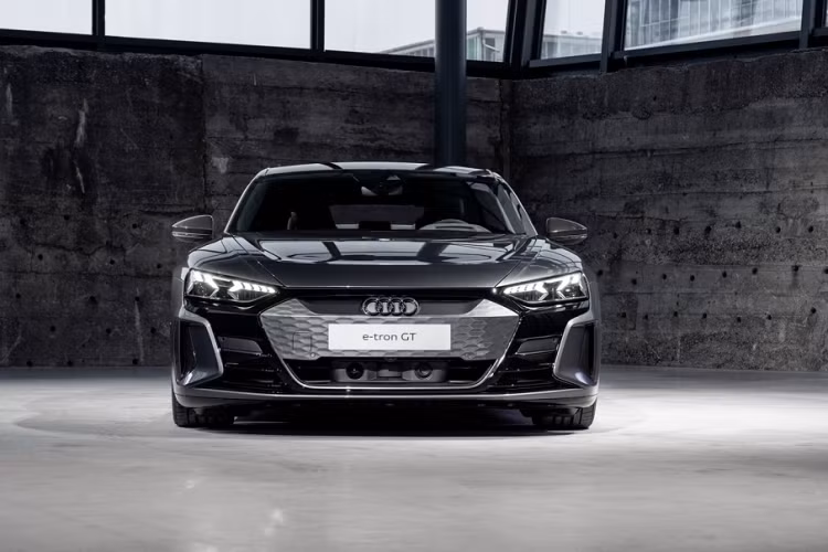 Hãng xe sang Audi đã xác nhận rằng khách hàng sẽ nhận được 3 năm sạc nhanh DC miễn phí thông qua hệ thống sạc Electrify America. Dự kiến sẽ có khoảng 3.500 trạm sạc Electrify America trên khắp nước Mỹ vào cuối năm 2021. Do đó, việc tiếp cận ưu đãi này hoàn toàn khả thi và đem đến nhiều lợi ích tài chính cho khách hàng.