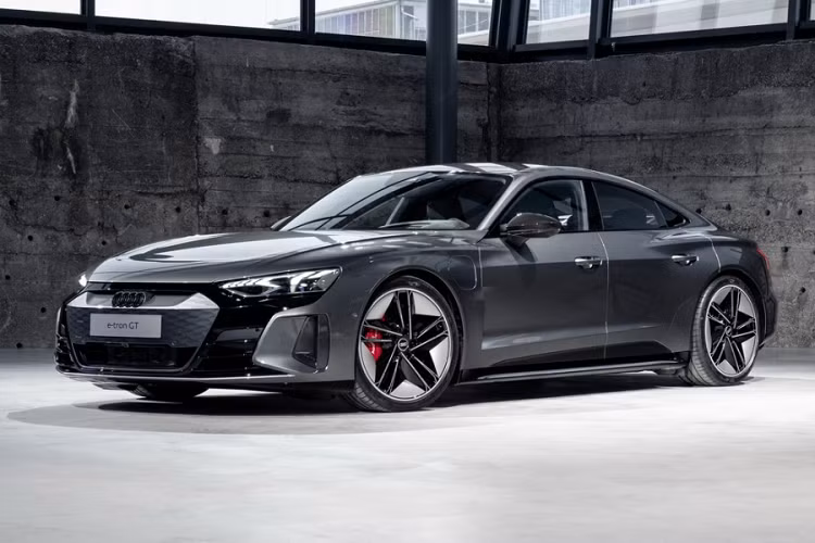 Mức giá xe Audi E-Tron GT tại Thái Lan cao khoảng 2 lần so với giá xuất xưởng khi GT quattro Premium Plus có giá từ 99.900 USD (khoảng 2,28 tỷ đồng), GT quattro Prestige từ 107.100 USD (khoảng 2,46 tỷ đồng).