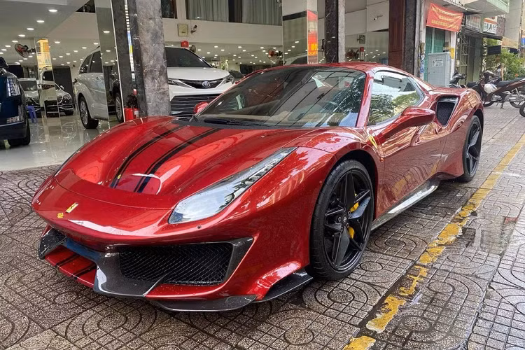 Vào sáng sớm hôm nay, ngày 6/4/2021, giới mê xe trong nước lại có dịp xôn xao bàn tán khi một chiếc siêu xe Ferrari mới tinh đã được một công ty nhập khẩu xe có tiếng ở quận 5, TP HCM chia sẻ lên mạng xã hội. Ferrari 488 Pista Spider mới thứ 2 âm thầm về nước, màu sơn cùng nội thất là hàng độc nhất Việt Nam