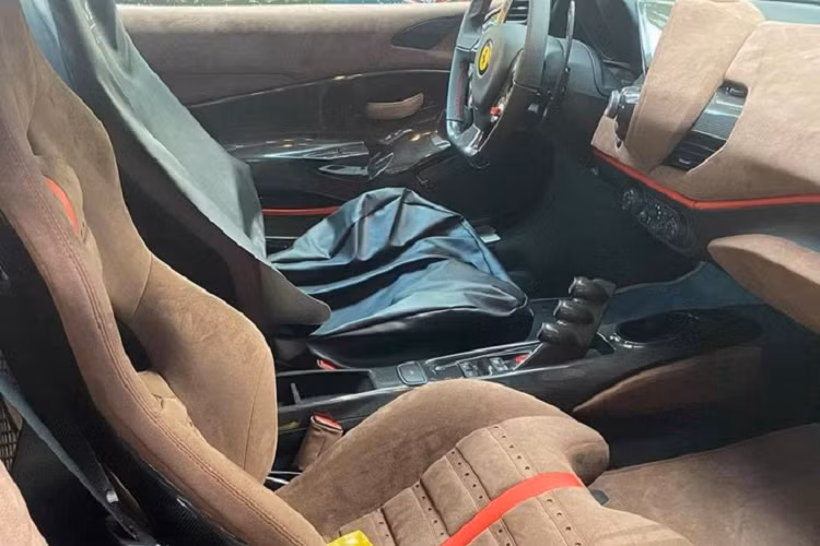 Những hình ảnh này cho thấy, đơn vị này đã làm xong các thủ tục thông quan và mang chiếc siêu xe Ferrari 488 Pista Spider này về công ty mình để trưng bày cũng như tìm kiếm các khách hàng. Hiện vẫn chưa rõ mức giá xe Ferrari 488 Pista Spider được công ty nhập khẩu mang về. Tại thị trường Mỹ, giá xe Ferrari 488 Pista Spider được chào bán 350.050 USD (tương đương 8,13 tỷ đồng). Với cách tính thuế tại Việt Nam, ước tính chủ nhân chiếc McLaren Senna phải bỏ ra số tiền không dưới 32 tỷ đồng để sở hữu và ra biển số.