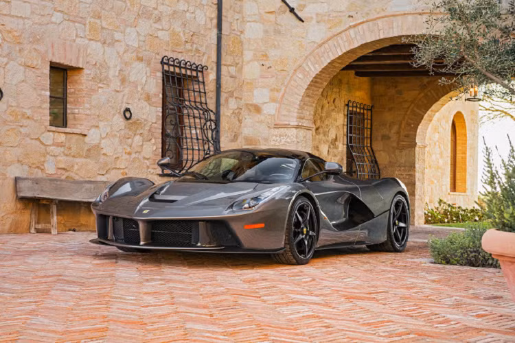 LaFerrari là đại diện xuất chúng nhất cho sự phát triển về mặt công nghệ của vùng Maranello, đây chính sự kết hợp hoàn hảo giữa những phẩm chất kĩ thuật máy móc đặc trưng và việc sử dụng năng lượng điện trên siêu xe trong tương lai.