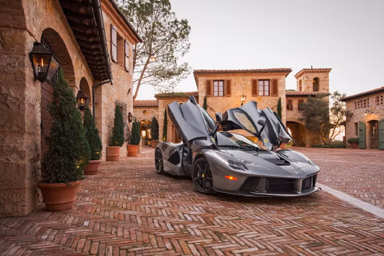 Khác với số đông những chiếc LaFerrari khác được mang trên mình sắc đỏ truyền thống Rosso Corsa hay sắc vàng Giallo Modena, chiếc xe này lại được lựa chọn màu sơn thông qua chương trình cá nhân hóa đặc biệt Tailor Made của thương hiệu với màu sơn xám sẫm theo phong cách những năm 60 mang tên Extracampionario 1950's/1960's Era Historic Grigio Ferro.