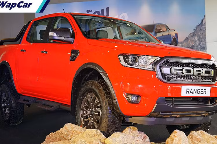 Phần đầu của Ford Ranger FX4 Max 2021 mới sở hữu thiết kế nổi bật với lưới tản nhiệt có chữ FORD cỡ lớn và viền bao quanh màu xám đậm, màu sắc tương tự cũng được thấy ở ốp gương ngoại thất, tay nắm cửa và đường gờ vòm bánh xe.