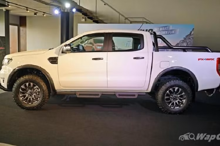 Xe cũng được trang bị bộ giảm xóc FOX để hỗ trợ thêm cho khả năng off-road và một bánh xe địa hình dự phòng cỡ lớn để đề phòng trường hợp bạn gặp sự cố trong quá trình vượt địa hình.