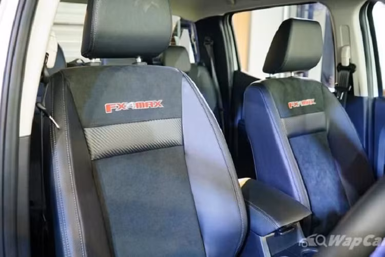 Đối với nội thất, Ford Ranger FX4 Max 2021 được trang bị thảm trải sàn phù hợp với mọi thời tiết, ghế FX4 Max được thiết kế đặc biệt với nhiều điểm nhấn bằng sợi carbon, các miếng da lộn Miko và thêu FX4 Max.