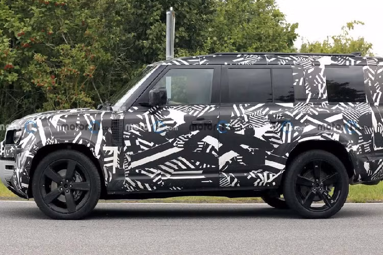 Chưa hết, 2 hàng ghế sau của Land Rover Defender 130 còn có thể gập xuống và được trang bị tựa đầu ghế ở mọi vị trí nhằm đáp ứng các tiêu chuẩn về an toàn cũng như mang lại sự thoải mái cho hành khách. Tiếp đến là cửa sổ trời toàn cảnh Panorama dạng 2 mảnh, hứa hẹn tạo không gian nội thất thoáng đãng bên trong xe. 
