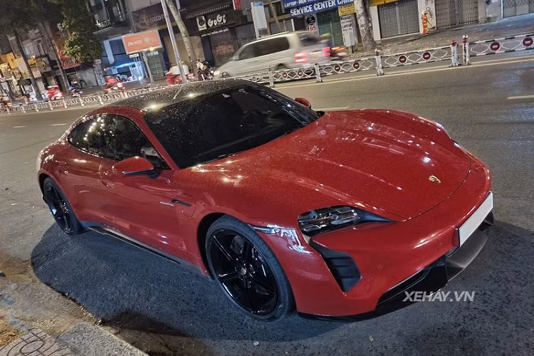 Trong bài là chiếc Porsche Taycan Turbo đầu tiên ra biển tại Việt Nam, xe có giá bán niêm yết 7,9 tỷ đồng và hiện đang trong thời gian tìm chủ mới. Ngoài bản Turbo, Porsche Taycan chính hãng ở nước ta còn có 2 bản nữa là Taycan 4S giá 5,72 tỷ đồng và Taycan Turbo S giá 9,55 tỷ đồng.