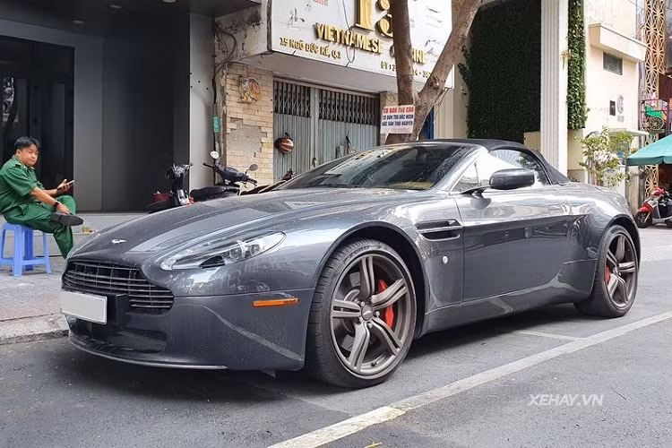 Vào năm 2018, để tạo điểm nhấn thêm cho xe, chủ nhân đã dán thêm decal màu vàng ở một số chi tiết là ốp gương chiếu hậu ngoài và cản sau của xe. Tuy nhiên, ở lần xuất hiện nay, những miếng dán decal đã được gỡ bỏ.