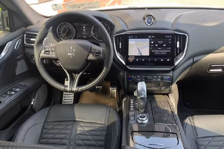 Di chuyển ra phía sau, Maserati Ghibli GranSport 2021 có cụm đèn hậu LED được tinh chỉnh lại góc cạnh, cao cấp hơn. Phía dưới là bộ đôi ống xả kép và cản sau được sơn đen.