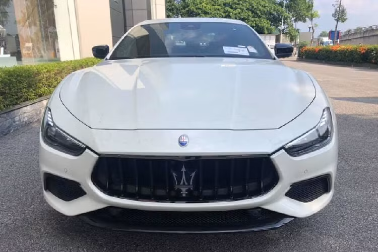 Maserati Ghibli Grand Sport 2021 được trang bị động cơ V6 3.0 tăng áp kép do Ferrari sản xuất cho công suất 345 mã lực với phiên bản S và 404 mã lực cho bản SQ4. Cả 2 phiên bản đều đi kèm hộp số tự động ZF 8 cấp, hệ dẫn động cầu sau trên bản S và 4 bánh trên bản SQ4. Với khối động cơ trên, bản S có khả năng tăng tốc từ 0 - 100 km/h trong 5,5 giây trong khi bản SQ4 nhanh hơn với mức 4,6 giây. Tốc độ tối đa của xe là 285 km/h và có 5 chế độ lái.