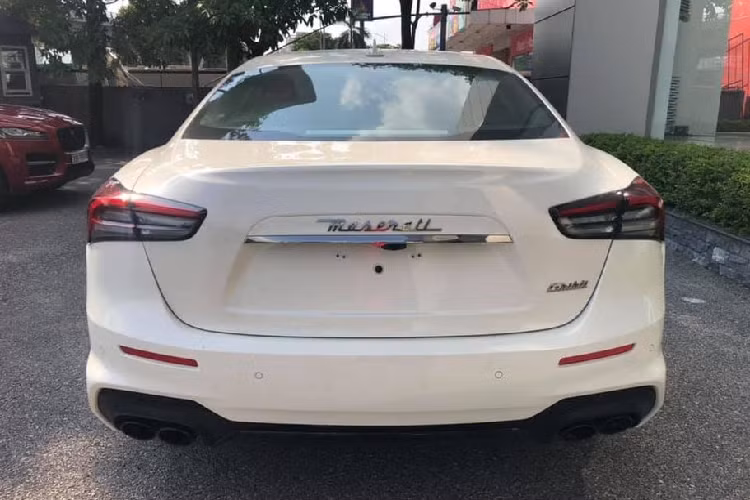 Maserati Ghibli GranSport 2021 hạng sang sở hữu một ngoại hình mạnh mẽ, thể thao với bộ cánh màu trắng cùng một số chi tiết được sơn đen tương phản tạo điểm nhấn. Phần đầu xe được trang bị lưới tản nhiệt với thiết kế 10 nan dọc kết hợp logo “cây đinh ba” nằm giữa, hệ thống đèn pha LED Adaptive Matrix và đèn LED định vị ban ngày mang một nét sắc sảo hơn. Cản trước và hốc hút gió ở hai bên cạnh được sơn đen càng tăng thêm vẻ thể thao cho chiếc Maserati Ghibli GranSport