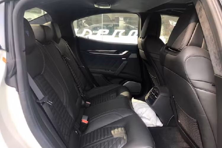 Bước vào trong cabin, chiếc Maserati mới cập bến Việt Nam sở hữu nội thất được bọc da đen cùng một số chi tiết được làm từ sợi carbon, gỗ và kim loại mang đến vẻ cao cấp. Màn hình thông tin giải trí trung tâm đã được tăng kích thước từ 8,4 inch lên 10,1 inch và được thiết kế có viền mỏng, không khung, tích hợp hệ điều hành Maserati Intelligent Assistant (MIA) mới.