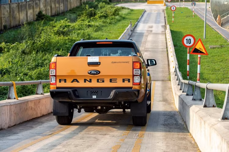 Ford Ranger 2021 lap rap tai Viet Nam van 