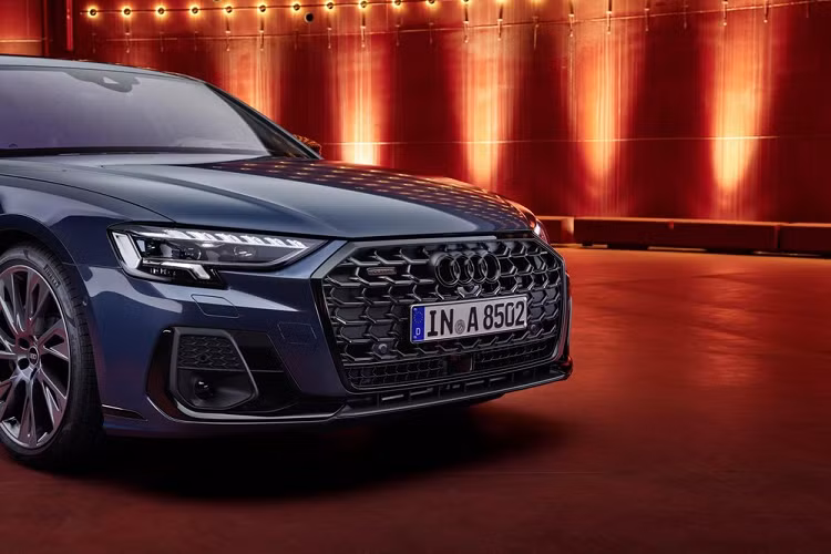 Không dừng ở đó, hãng Audi còn làm mới ngoại hình của mẫu "xe nhà giàu" này. Đầu tiên phải kể đến thiết kế lưới tản nhiệt Singleframe tái thiết kế, chẳng những rộng hơn mà còn trông nổi bật hơn trước. Tiếp đến là hệ thống đèn nâng cấp ở cả đầu xe lẫn đuôi xe. Trong đó, đèn pha Matrix LED kỹ thuật số đi kèm gần 1,3 triệu tấm gương siêu nhỏ mỗi bên để mang đến khả năng chiếu sáng chính xác hơn, tương tự điểm ảnh của màn hình.