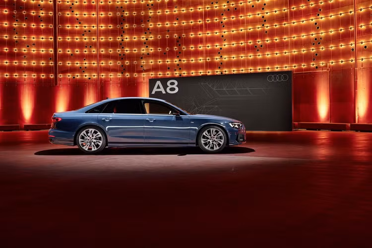 Ngoài ra, hãng Audi còn bổ sung các màu sơn nhám cho mẫu sedan hạng sang cỡ lớn này như xám Daytona Grey, bạc Floret Silver, xanh lá District Green, xám Terra Grey và trắng Glacier White