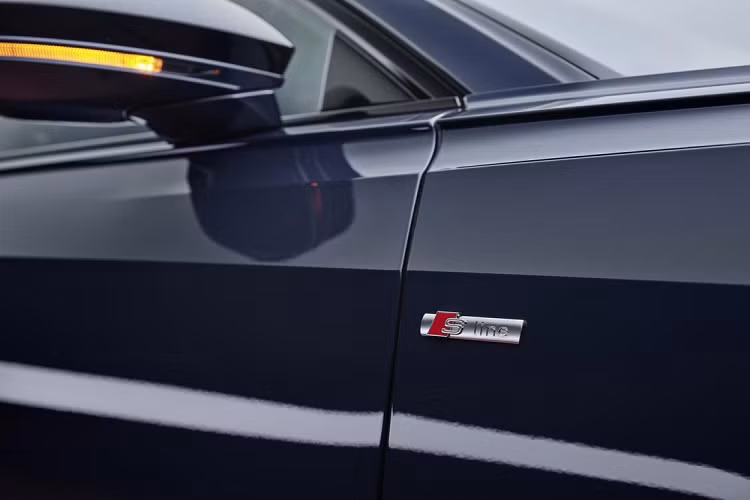 Riêng Audi S8 2022 sử dụng động cơ xăng V8, tăng áp kép, dung tích 4.0L với công suất tối đa 563 mã lực và mô-men xoắn cực đại 800 Nm. Động cơ cho phép xe tăng tốc từ 0-100 km/h trong 3,8 giây. Ngoài hệ dẫn động 4 bánh quattro tiêu chuẩn, Audi S8 2022 còn có hệ thống treo chủ động, bộ vi sai thể thao và hệ thống đánh lái 4 bánh.