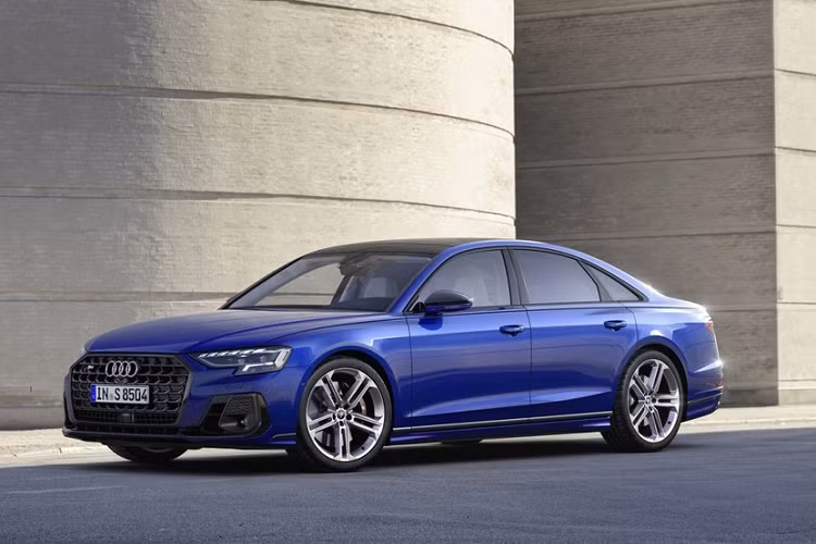 Khi có mặt trên thị trường, Audi A8 2022 sẽ đi kèm nhiều tùy chọn động cơ khác nhau. Đầu tiên là động cơ xăng V6, dung tích 3.0L dành cho Audi A8 55 TFSI 2022, tạo ra công suất tối đa 335 mã lực và mô-men xoắn cực đại 500 Nm ở châu Âu. Trong khi đó, tại Trung Quốc, động cơ này chỉ tạo ra công suất tối đa 282 mã lực. Thứ hai là động cơ xăng V8, dung tích 4.0L dành cho Audi A8 60 TSFI quattro 2022 với công suất tối đa 453 mã lực và mô-men xoắn cực đại 660 Nm. Nhờ đó, xe có thể tăng tốc từ 0-100 km/h trong 4,4 giây.