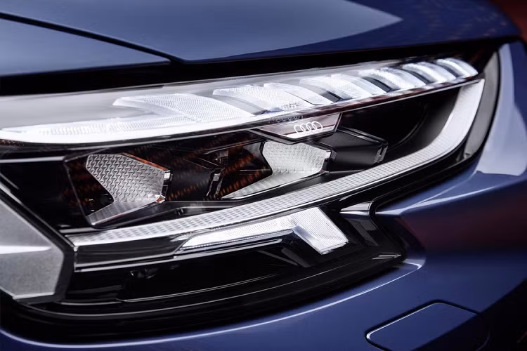 Khác với đầu xe, thiết kế bên sườn của Audi A8 2022 về cơ bản là không thay đổi so với trước, trừ vành la-zăng. Khi mua mẫu sedan hạng sang cỡ lớn này, khách hàng có thể chọn các loại vành với đường kính dao dộng từ 18 - 21 inch. Ở phía sau, Audi A8 2022 có thêm hệ thống đèn hậu OLED kỹ thuật số tiêu chuẩn mới. Khi xe đang đỗ, đèn hậu có thể bật sáng lên nếu những chiếc xe khác đến gần từ phía sau trong khoảng cách 2 mét.