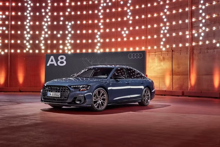 Đã 4 năm sau khi thế hệ hiện tại ra mắt, mẫu sedan hạng sang cỡ lớn Audi A8 2022 mới được bổ sung phiên bản nâng cấp giữa vòng đời. Không làm khách hàng thất vọng, Audi A8 2022 được cải tiến đáng kể cả về thiết kế lẫn trang bị.