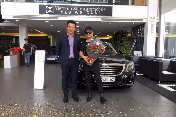 Bộ sưu tập xe của nhà thiết kế Đỗ Mạnh Cường, nổi bật nhất là Rolls-Royce Phantom mua vào sinh nhật U40 Ngoài ra, trong dịp sinh nhật lần thứ 40 của mình vào cuối năm ngoài, Đỗ Mạnh Cường chia sẻ mới tậu chiếc xe siêu sang Rolls-Royce Phantom đời cũ.