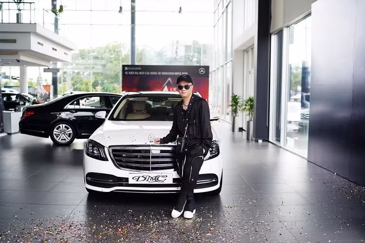 Sau khi trải nghiệm xong chiếc xe Mercedes-Benz S400 màu đen, vào tháng 6 năm 2020, nhà thiết kế Đỗ Mạnh Cường đã bị bắt gặp mua chiếc xe sang Mercedes-Benz S450L Luxury có giá bán gần 5 tỷ đồng từ 1 đại lý chính hãng của hãng xe Mercedes-Benz.