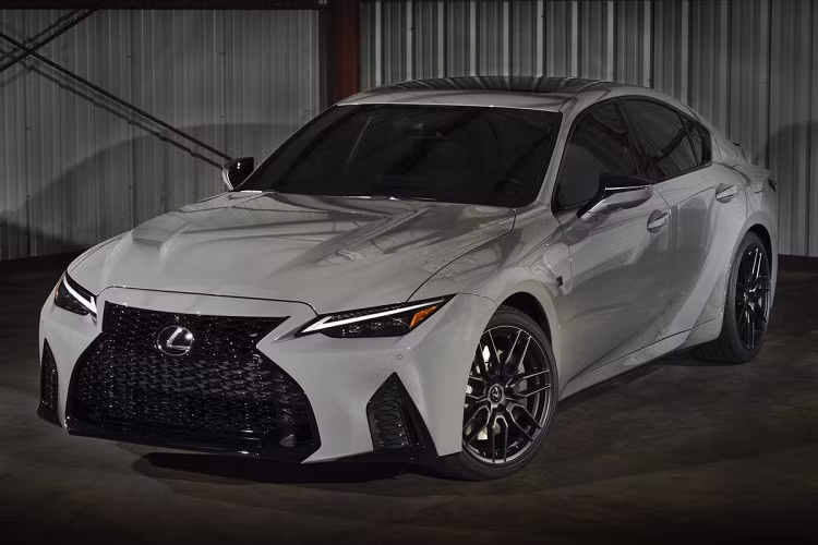 Cung cấp sức mạnh cho Lexus IS 500 đặc biệt này là động cơ V8 5.0L hút khí tự nhiên, đi cùng hộp số tự động 8 cấp và hệ dẫn động cầu sau. Thông số công suất đạt 473 mã lực cùng mô-men xoắn 537 Nm. Xe có khả năng tăng tốc 0-100 km/h mất khoảng 4,5 giây. Lexus cung cấp cho người lái 5 chế độ lái tùy chọn và gói trang bị Dynamic Handling Package bao gồm hệ thống treo biến thiên và vô-lăng thể thao.