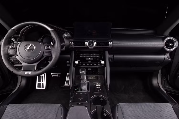 Khoang lái của Lexus IS 500 F Sport Performance Launch Edition được phối 2 tông màu chủ đạo là đen và xám. Bảng táp-lô giữ thiết kế đối xứng theo phương ngang, cụm điều khiển trung tâm có nhiều nút bấm kết hợp cùng một màn hình thông tin giải trí bố trí cao phía trên. Ghế ngồi của xe được bọc da pha nỉ, trong khi các chi tiết ốp trang trí sử dụng vật liệu gỗ.
