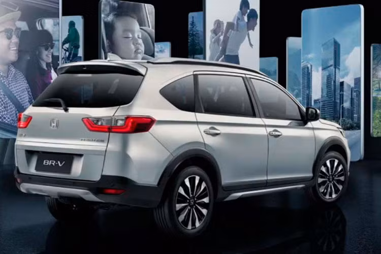 Việc Honda BR-V hoàn toàn mới nhận được gần 1000 đơn đặt hàng sau 20 ngày ra mắt cho thấy sức hút của mẫu MPV lai SUV này không hề nhỏ, nhất là khi khách phải chờ tới cuối năm nay mới biết giá bán chính thức của BR-V 2022 và việc giao hàng sẽ không bắt đầu cho tới năm 2022.