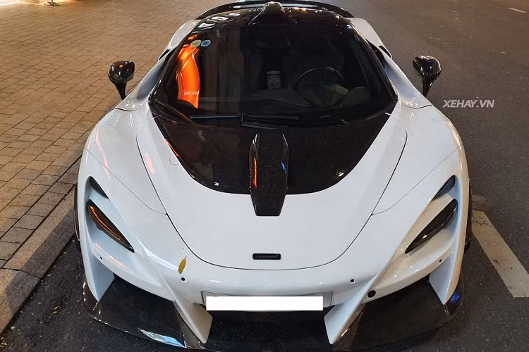 Được biết, màu sơn tím Lantana Purple của McLaren 720S nằm trong danh sách cá nhân hóa MSO và có giá lên tới 9.400 USD (khoảng 210 triệu đồng). Càng thú vị hơn nữa, đây cũng là chiếc McLaren 720S độc nhất Việt Nam được nâng cấp với bodykit Novitec N-Largo và trên thế giới chỉ có hai chiếc mang màu này độ bodykit của Novitec (toàn thế giới chỉ có 15 bộ).