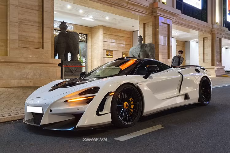 Về truyền động, McLaren 720S sở hữu cỗ máy tăng áp kép V8 4.0L sản sinh công suất 710 mã lực và mô men xoắn cực đại 770Nm, đi kèm hộp số SSG ly hợp kép, siêu xe chỉ cần 2,8 giây để bứt tốc từ 0 - 100 km/h trước khi cán tốc độ tối đa 341 km/h. Mức giá xe McLaren 720S khi mới về Việt Nam khoảng hơn 20 tỷ đồng.